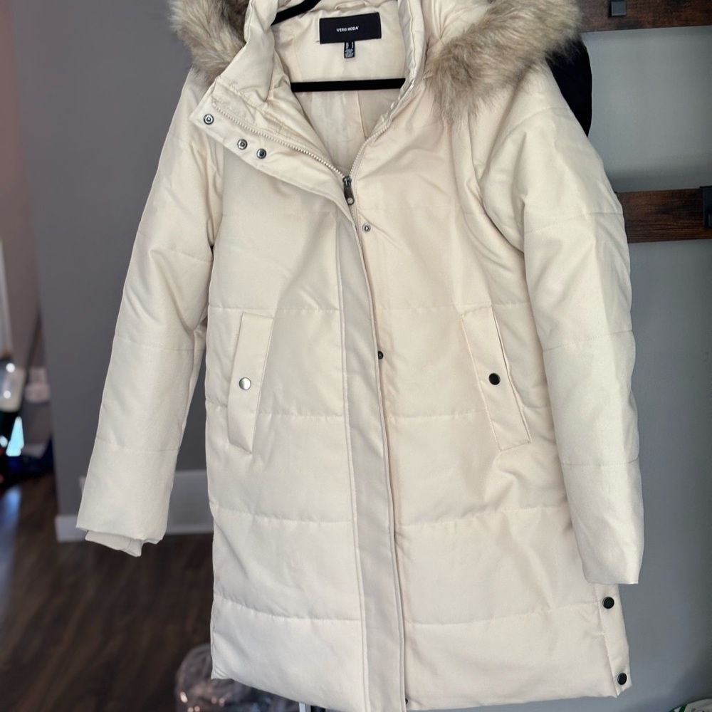 NWOT-Size M-Vero Moda Women's Cream Puffer Jacket with Faux Fur Hood